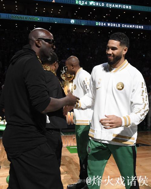 绿军揭幕战狂轰29记三分平纪录，碾压尼克斯获大胜